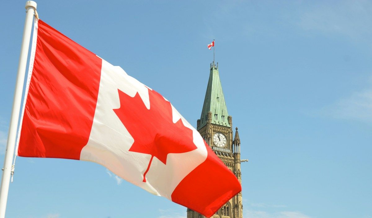 Drapeau du Canada devant la tour de la Paix à Ottawa