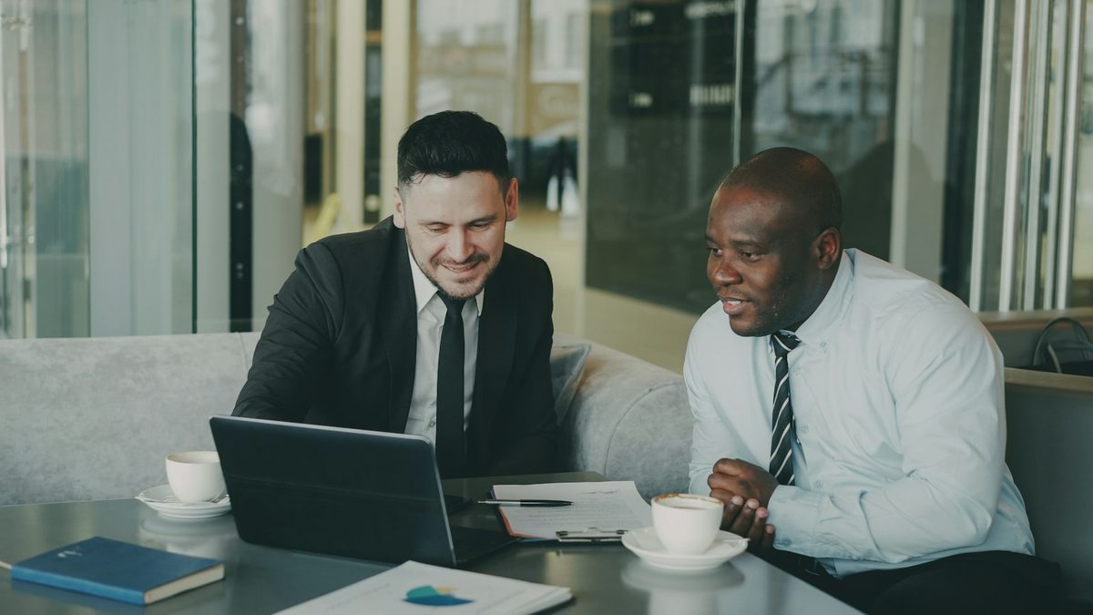 Rencontre entre un conseiller et un client