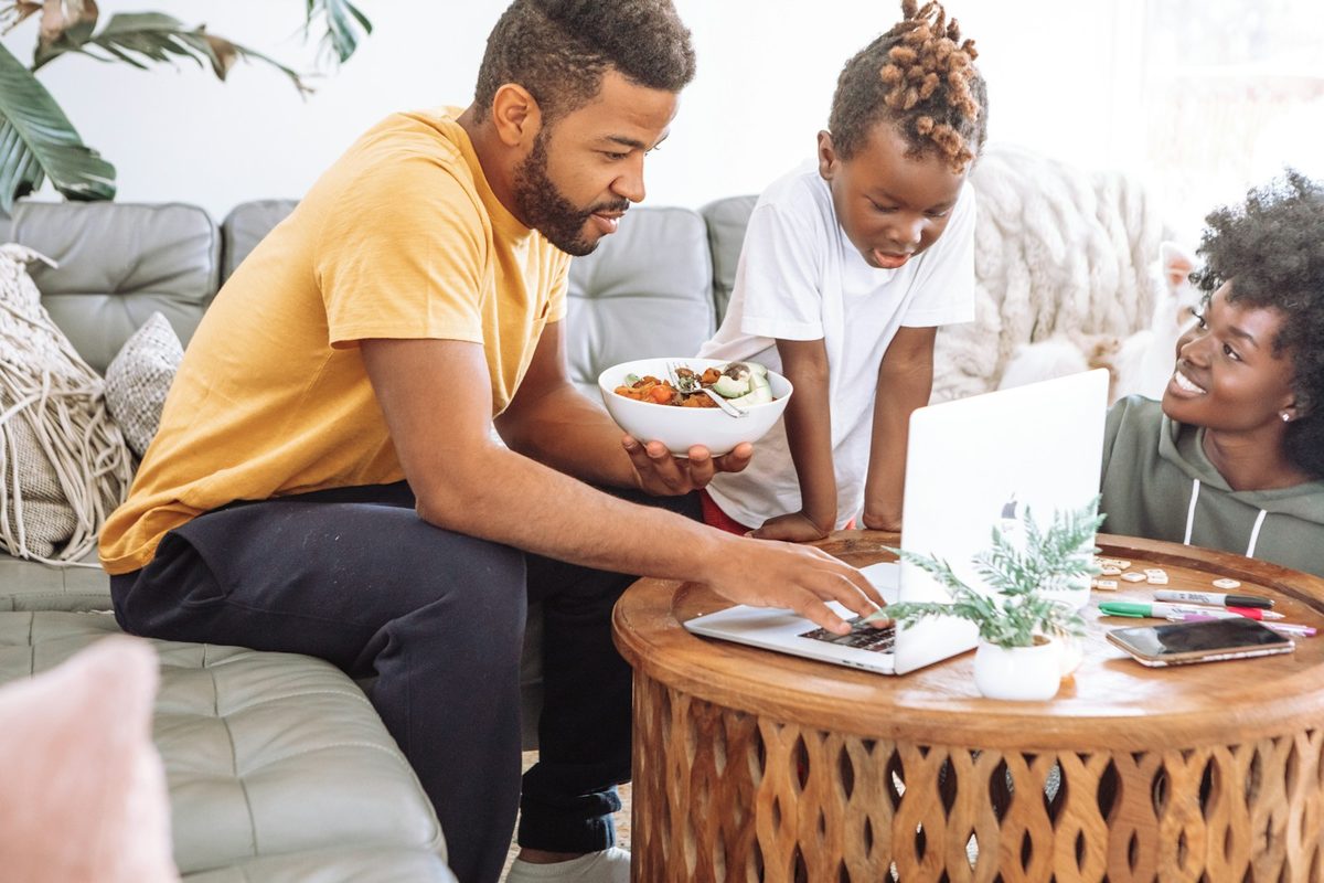 Famille au salon, papiers et portable sur la table basse