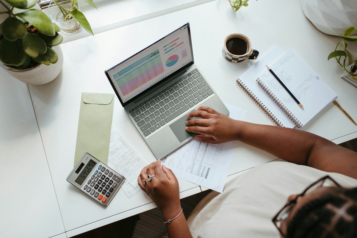 Comptes tenus à jour avec un portable et une calculatrice